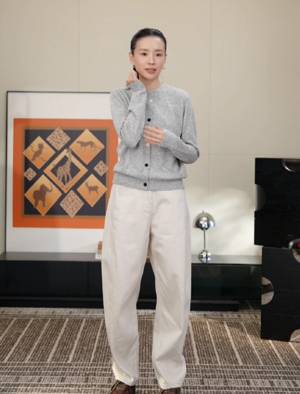 睿迎网 “穿上像唐老鸭成精、脱下来能当砍刀”，谁在把优衣库的弯刀裤捧成新“神裤”？