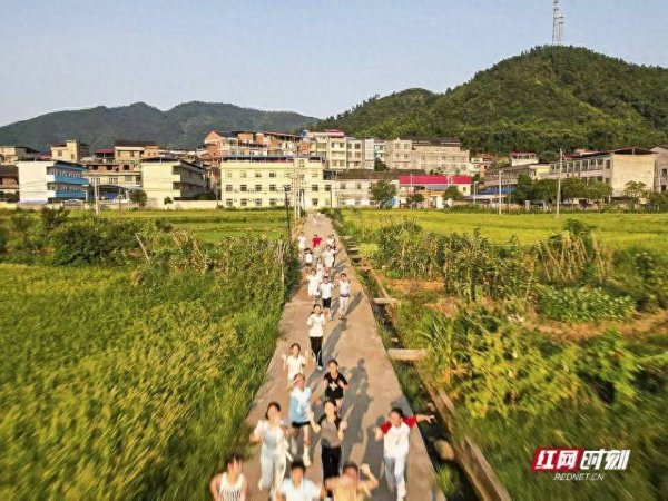 牛达人配资 镜头里的合唱团 | 听！美好的和声，唱给爸爸妈妈听