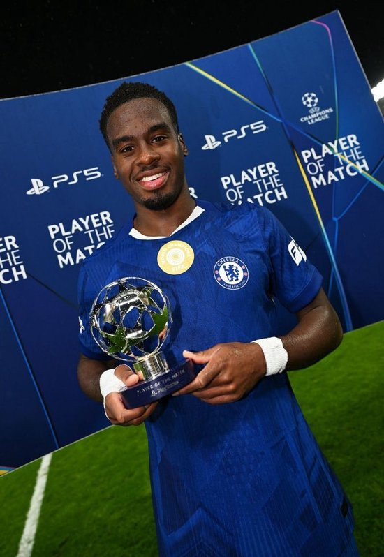 红盘 止步零零发！吉滕斯欧冠助攻获MVP，5600万加盟踢9场首次参与进球