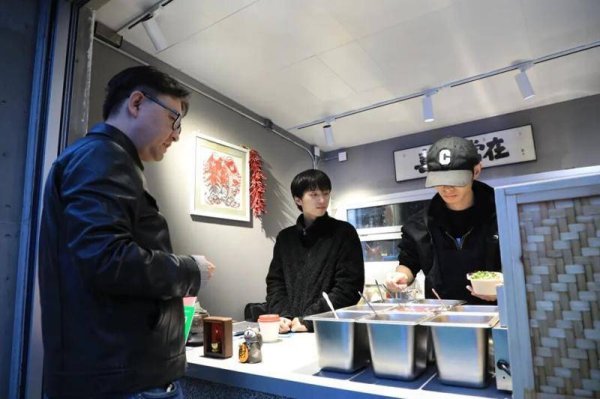 股涨柜 职场人专属“松弛感”来啦！观山湖区“栖巷”街区亮相